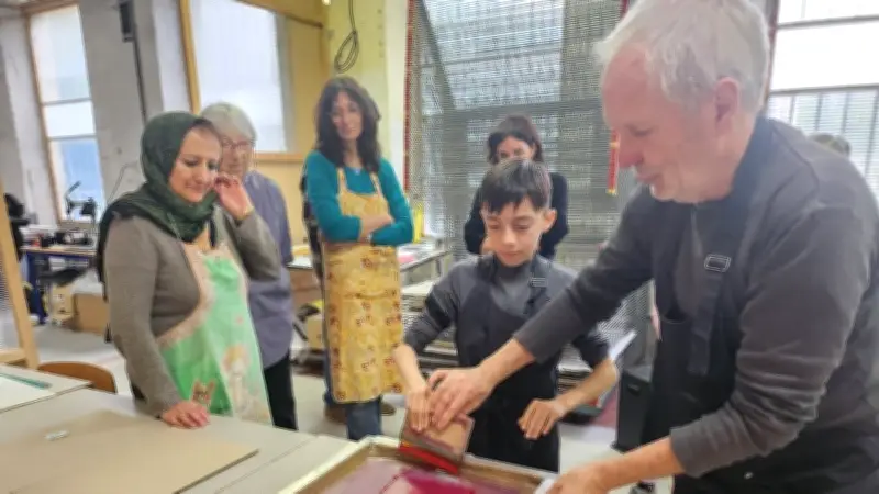 Un atelier de sérigraphie intergénérationnel illumine Lodève grâce à l'Abeille Verte