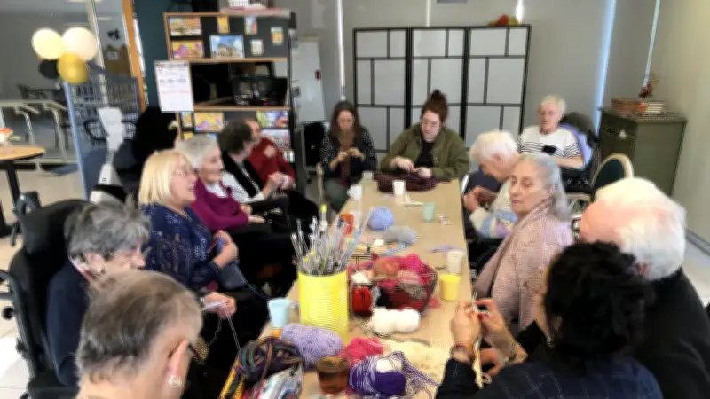 Un atelier tricot réunit générations et cœurs à Villeneuve-lès-Béziers