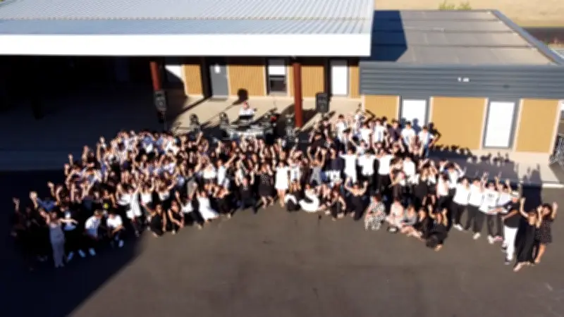 Un bal de promo chic en noir et blanc clôture l'année scolaire au collège