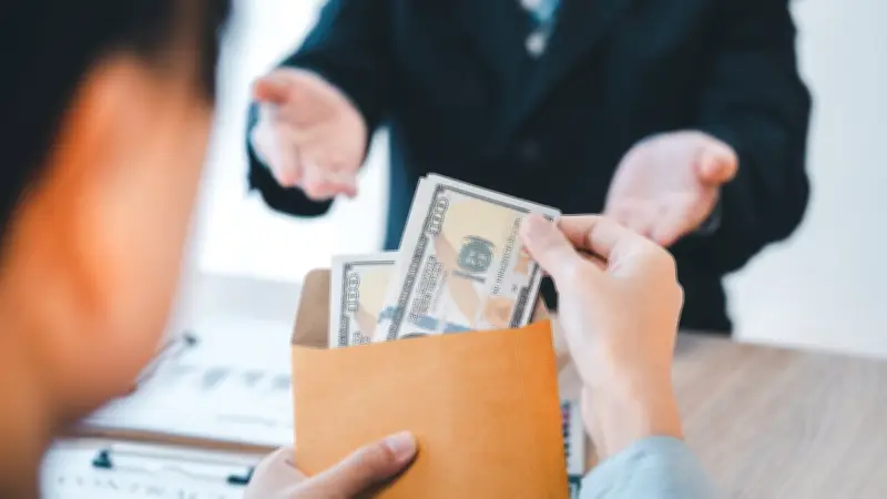 Un banquier d'Antibes détourne 91 000 euros en imitant la signature d'une cliente