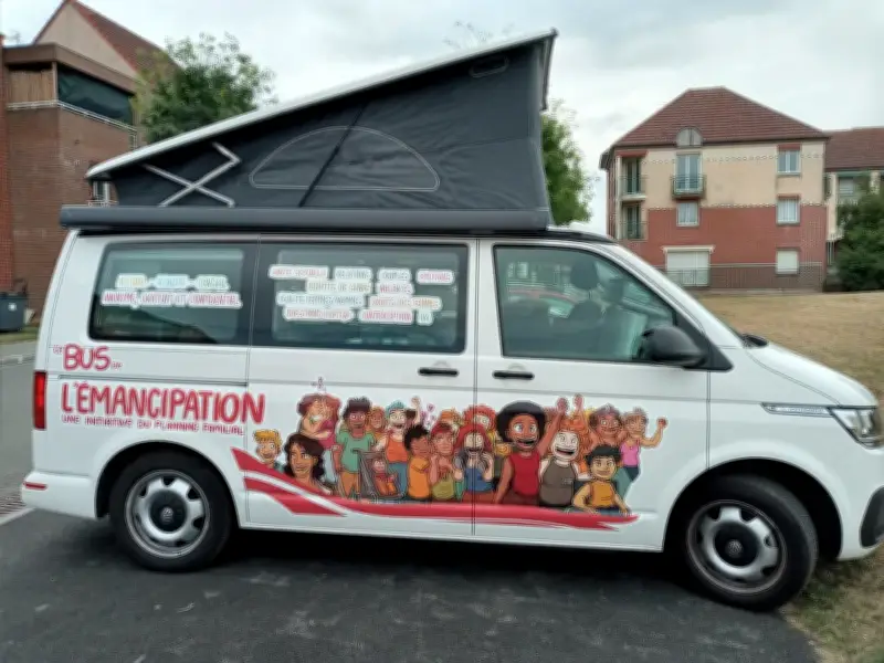 Un bus de l'émancipation pour briser les tabous sur la virginité dans les collèges du Pas-de-Calais