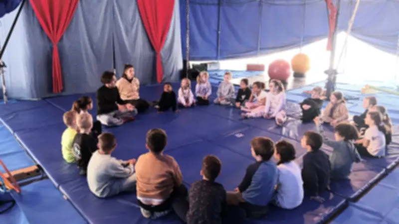 Un chapiteau de cirque magique investit la cour d'une école gardoise