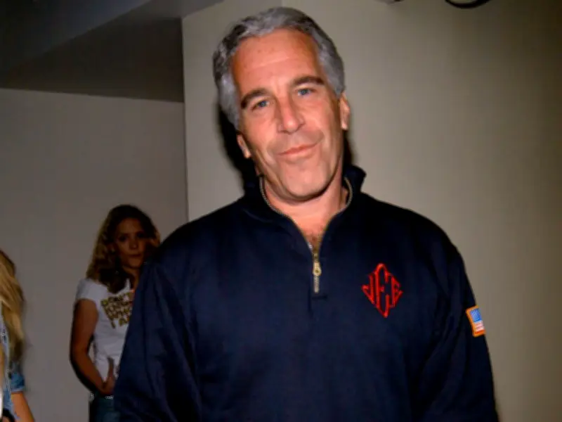 Un collectif dénonce la vente en ligne de vêtements liés à Epstein