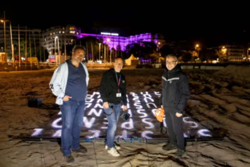 Un écran géant suspendu par drone illumine la baie de Cannes, une première européenne