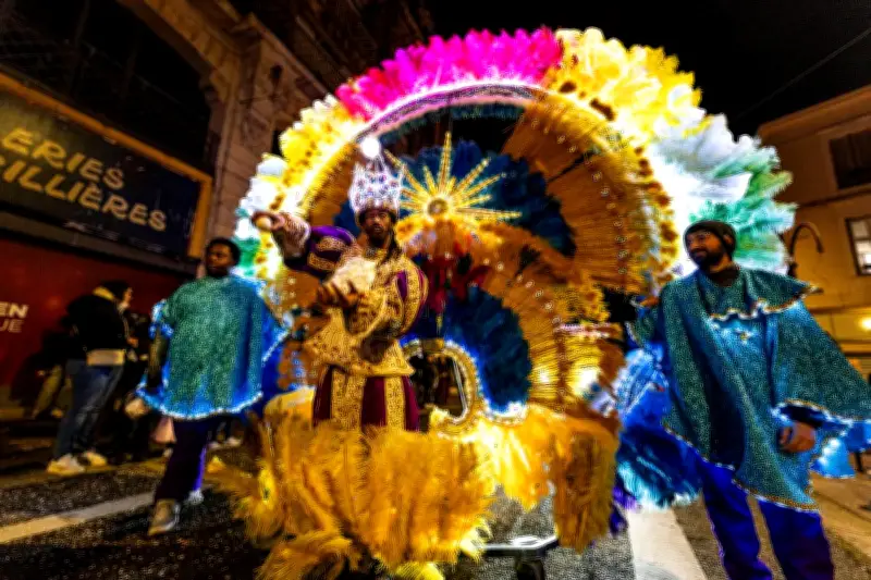 Un défilé de chars éblouissant illumine la ville malgré le froid hivernal