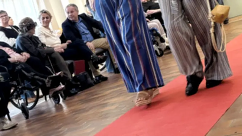 Un défilé de mode seniors illumine Ganges : émotion et partage au foyer l'Accueil