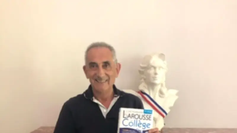 Un dictionnaire offert aux CM2 de Milhaud pour leur entrée au collège