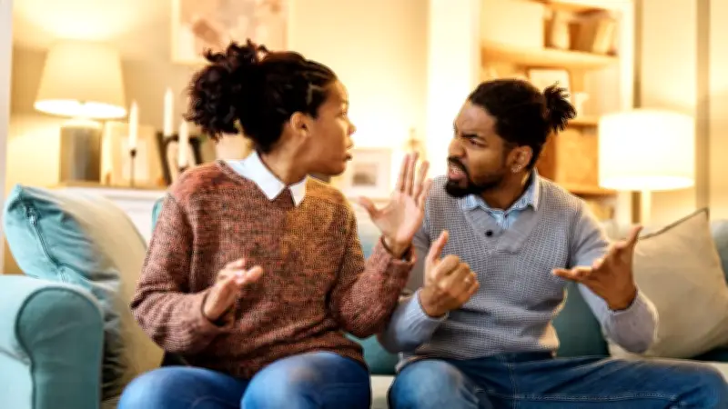 Un fils étrangle son père après que ce dernier ait brûlé sa femme avec du café