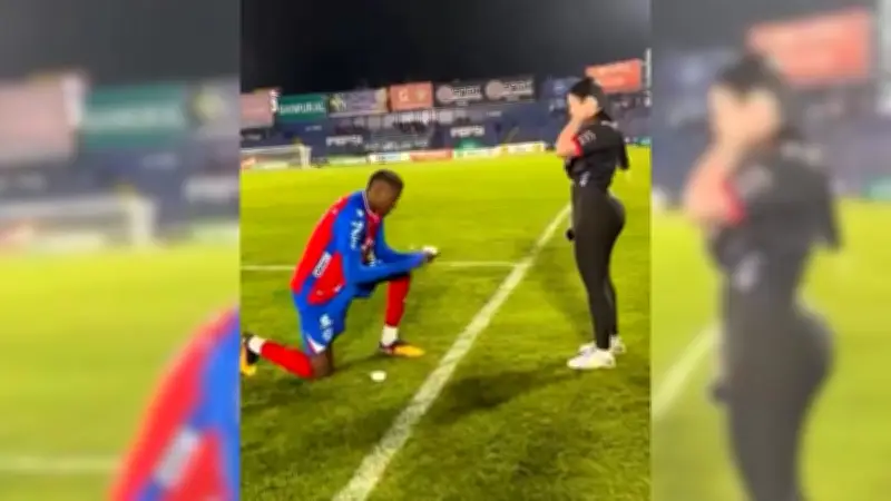 Un footballeur annonce sa rupture 72 heures après sa demande en mariage sur le terrain