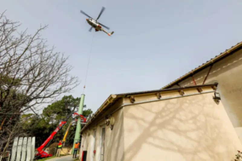 Un hélicoptère Super Puma déploie un pylône 5G à Oléron après la découverte d'explosifs