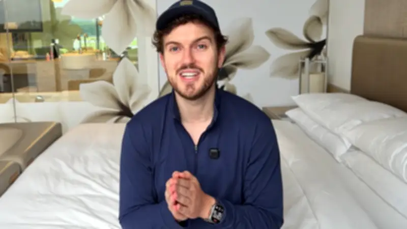 Un influenceur voyage bloqué à Singapour refuse la classe éco, déclenchant une polémique