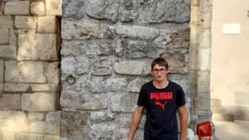 Un jeune artisan réalise le blason de Saint-Jean-du-Gard en mosaïque pour la mairie