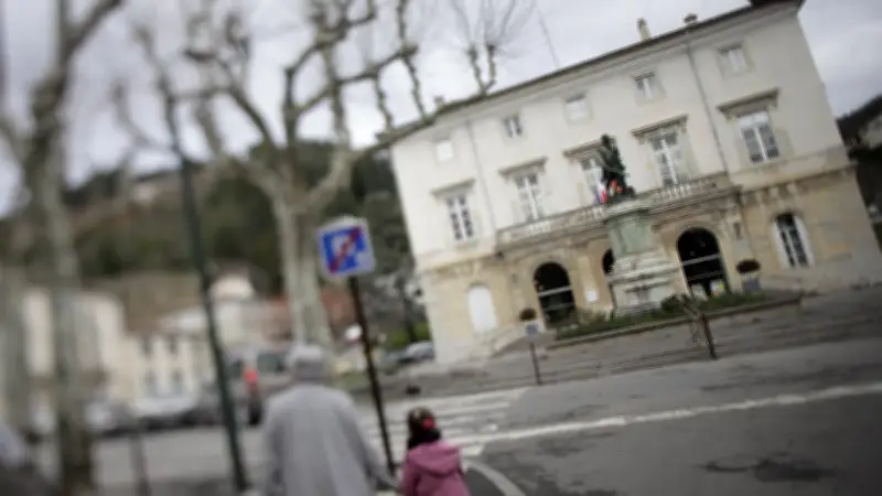 Un jeune de 19 ans avec cinq mentions au casier échappe à la prison ferme