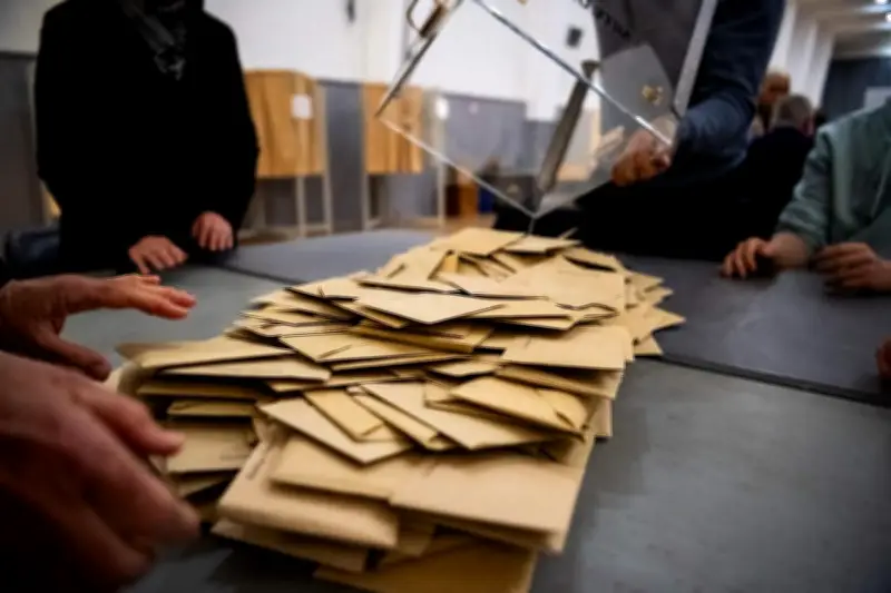 Un maire demande sa compagne en mariage lors de la soirée électorale à Eyguières