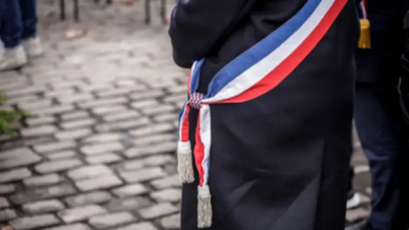 Un maire mis en examen pour viols réélu au premier tour, il siège sous escorte