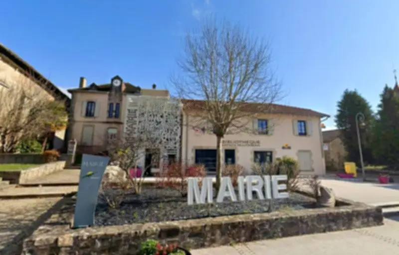 Un maire réélu sous contrôle judiciaire assiste au conseil municipal escorté par les gendarmes