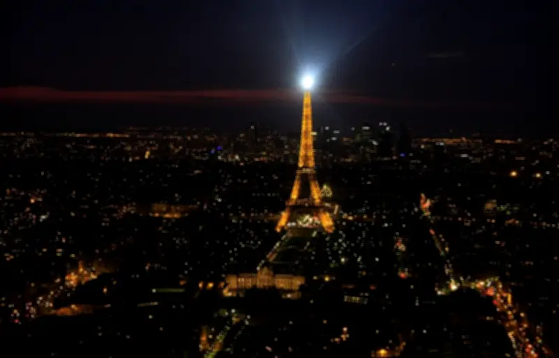 Un manadier demande en mariage sa compagne au pied de la tour Eiffel avec son cheval Camargue