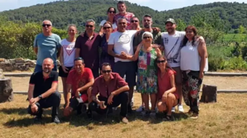Un maître d'école fêté par ses anciens élèves 34 ans après leur première classe