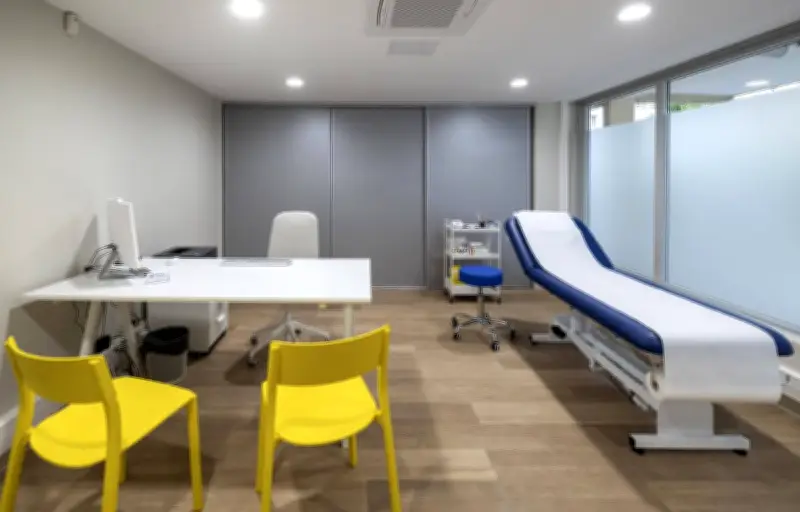 Un médecin retraité poursuivi pour avoir continué à soigner ses anciens patients