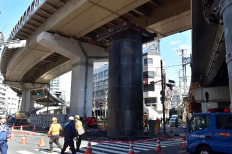 Un mystérieux cylindre d'acier surgit à Osaka, bloquant la circulation