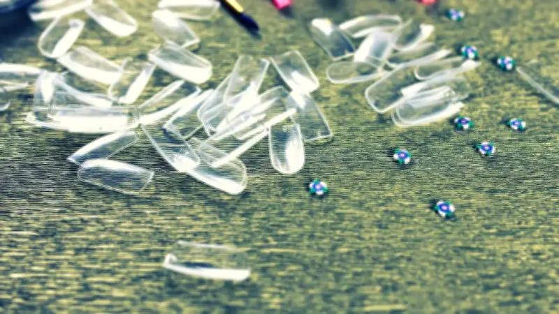 Un nourrisson meurt étouffé par un faux ongle de sa mère en Argentine