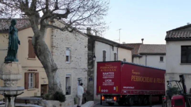 Un poids lourd bloqué dans le cœur de Péret, la circulation interrompue