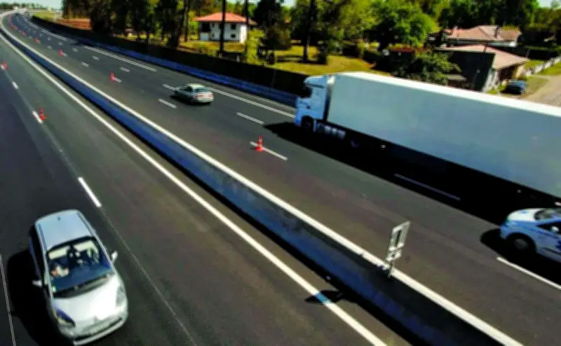 Un poids lourd de 24 tonnes d'engrais se couche sur l'A63 près de Lesperon, un blessé léger