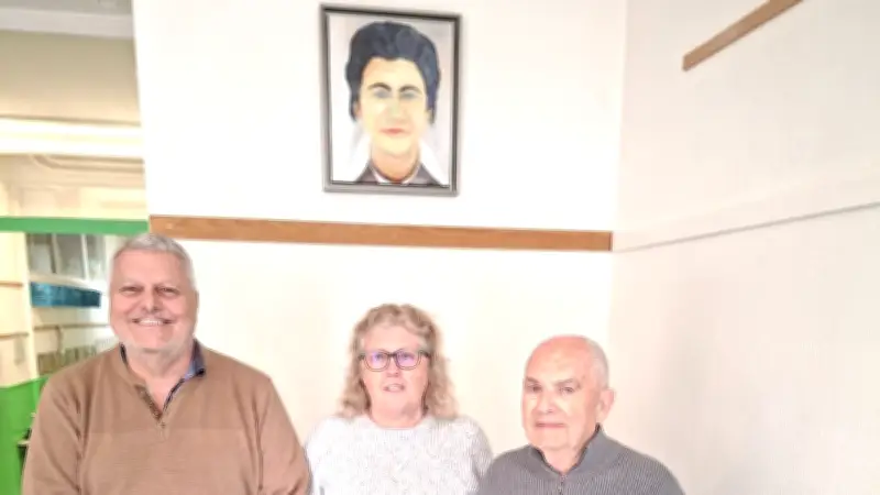 Un portrait de Simone Veil offert à l'école montfauconnaise par l'artiste Francis Moyon