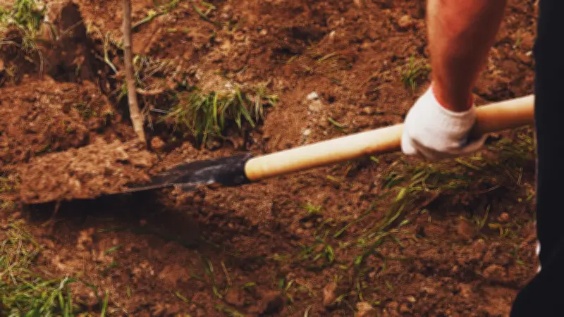 Un père de famille meurt enseveli en creusant une tranchée dans son jardin en Drôme