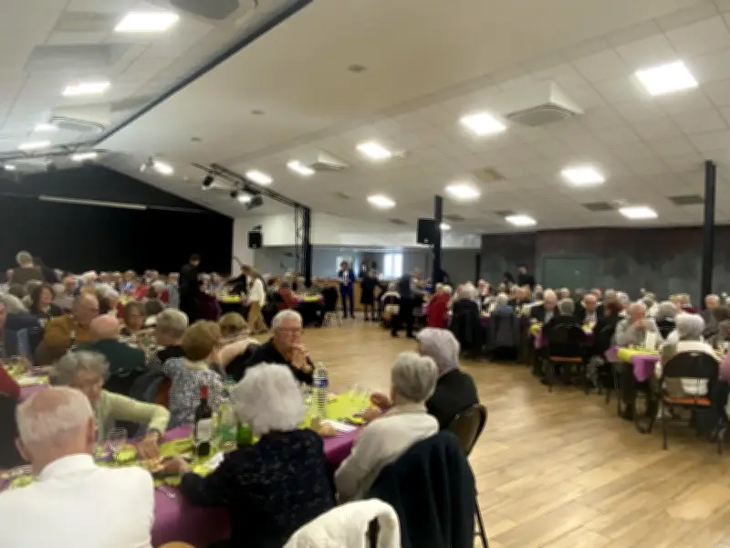 Un repas des aînés record à Vaux-sur-Mer, marqué par la solidarité intergénérationnelle