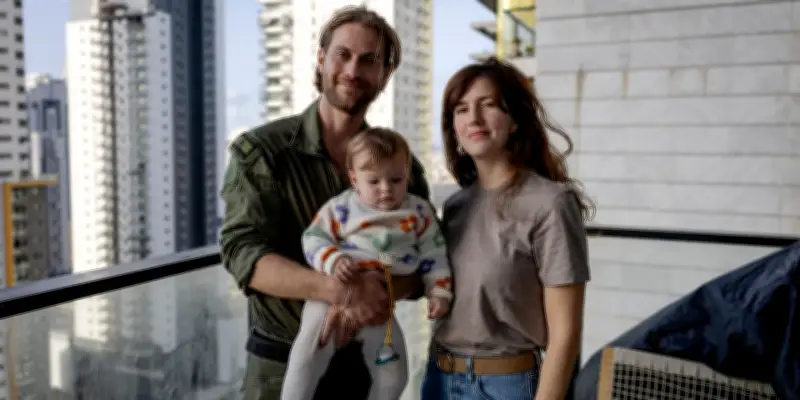 Un réserviste israélien part au front, entre adrénaline et déchirement familial