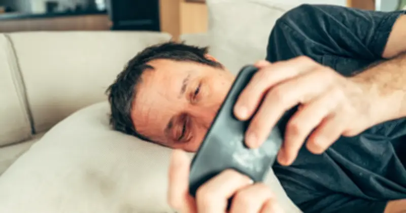 Un Savoyard pris dans le tourbillon du doomscrolling face aux conflits internationaux