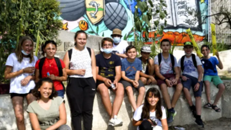 Un stage de street art réunit des adolescents à Nages-et-Solorgues pour une fresque provençale