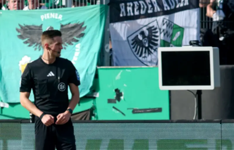 Un supporter débranche l'écran VAR lors d'un match de Bundesliga 2