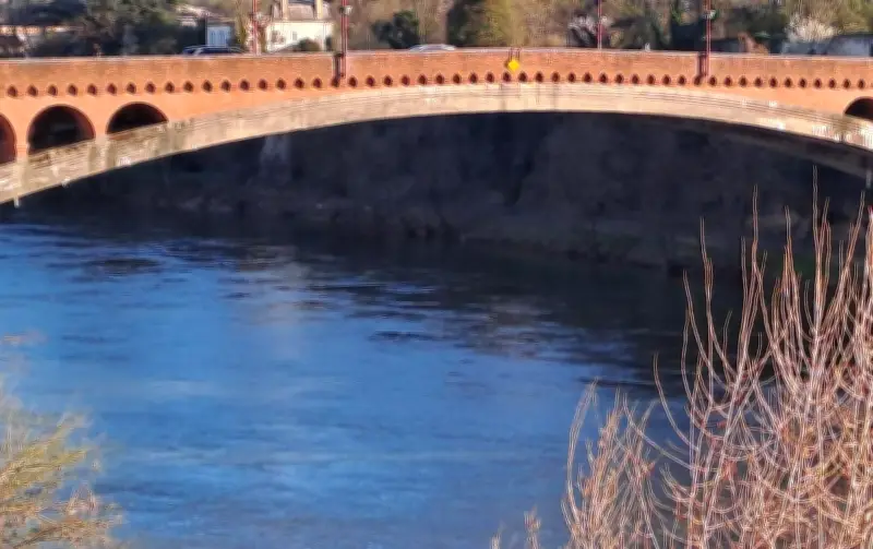 Un trentenaire met le feu à un conteneur sur un pont à Villeneuve-sur-Lot