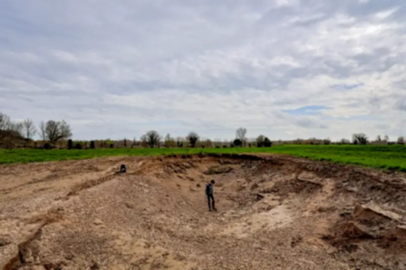 Un trou mystérieux apparaît dans un champ après la crue de la Garonne en Gironde