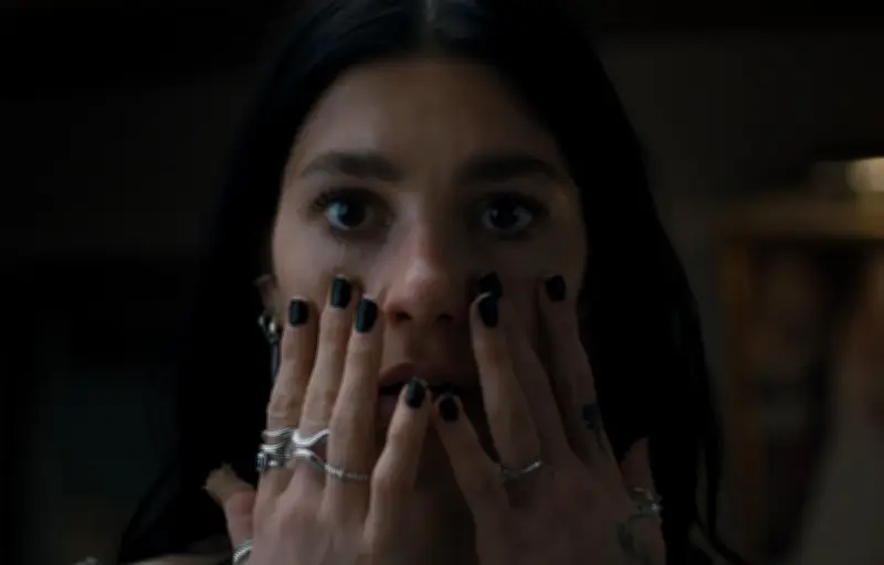 Un très mauvais pressentiment sur Netflix : mariage et horreur dans un chalet enneigé