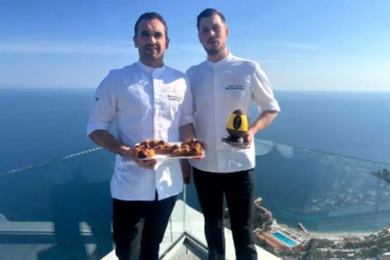 Un œuf de Pâques doré célèbre le château de Roquebrune-Cap-Martin sur la Riviera
