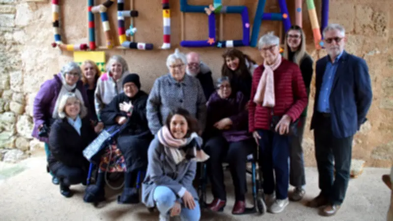 Un village de l'Hérault transformé par un tricot urbain géant réalisé par des seniors
