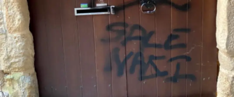 Un village du Gard sous le choc après des graffitis nazis sur la porte d'un ancien élu