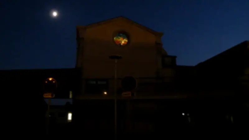 Une artiste et des enfants redonnent vie à la rosace de la chapelle de Saint-Hilaire
