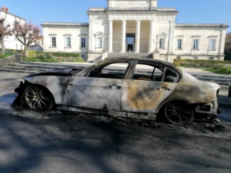 Une BMW prend feu à Saintes : origine accidentelle selon la police