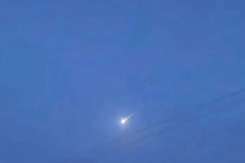 Une boule de feu spectaculaire illumine le ciel européen, suscitant émerveillement et analyses