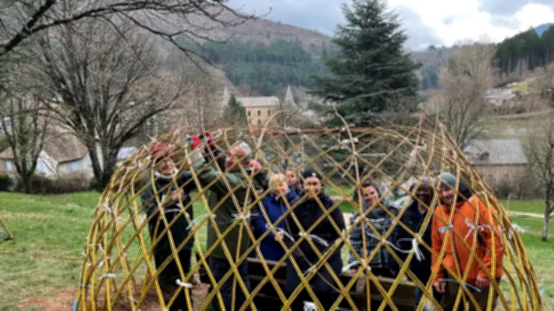 Une cabane en osier vivant naît au parc Arnal grâce à des bénévoles lozériens