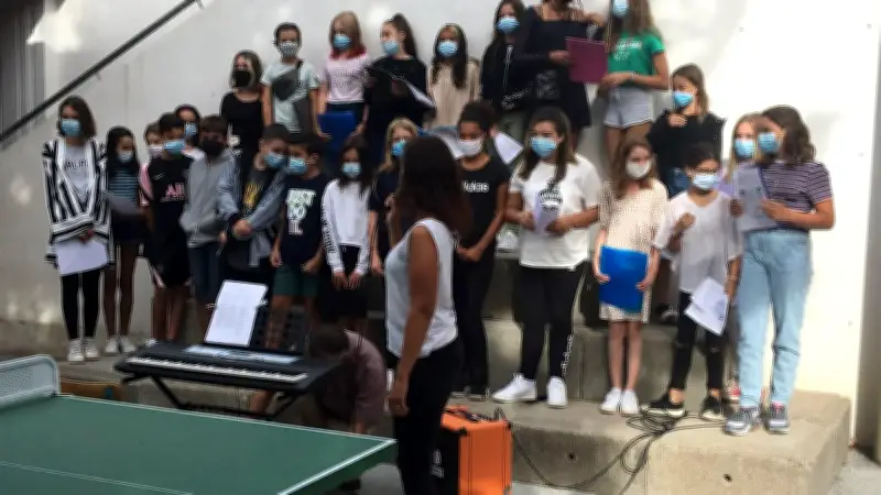 Une chorale d'élèves de 4e accueille les nouveaux 6e au collège Lo Trentanel