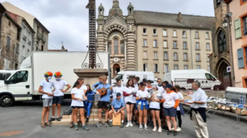 Une chorale lozérienne illumine le marché de Langogne par ses chants joyeux