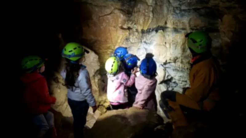 Une classe maternelle lozérienne explore la grotte de la Briquette