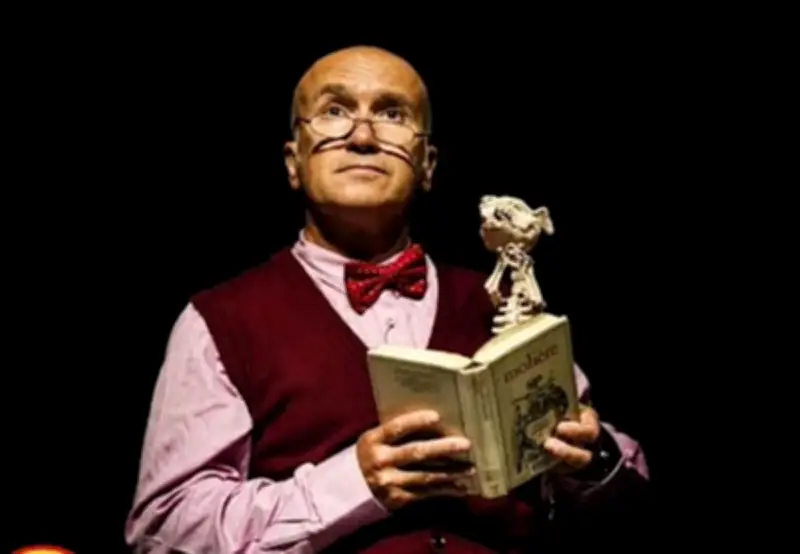 Une fausse conférence décalée dénonce les dangers de la lecture à Cambo-les-Bains