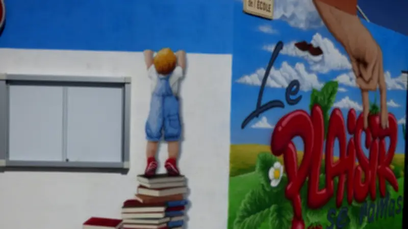 Une fresque colorée illumine le mur de l'école publique Philippe-Perrin à Saint-Paulet-de-Caisson