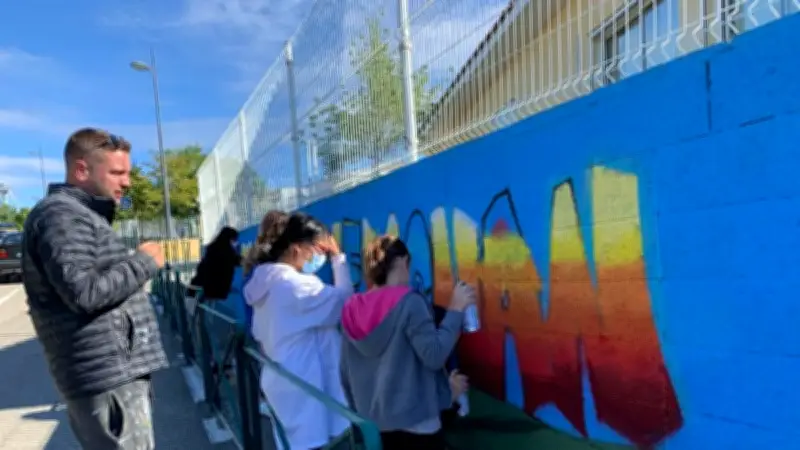 Une fresque éducative sur le développement durable embellit une école à Lédignan